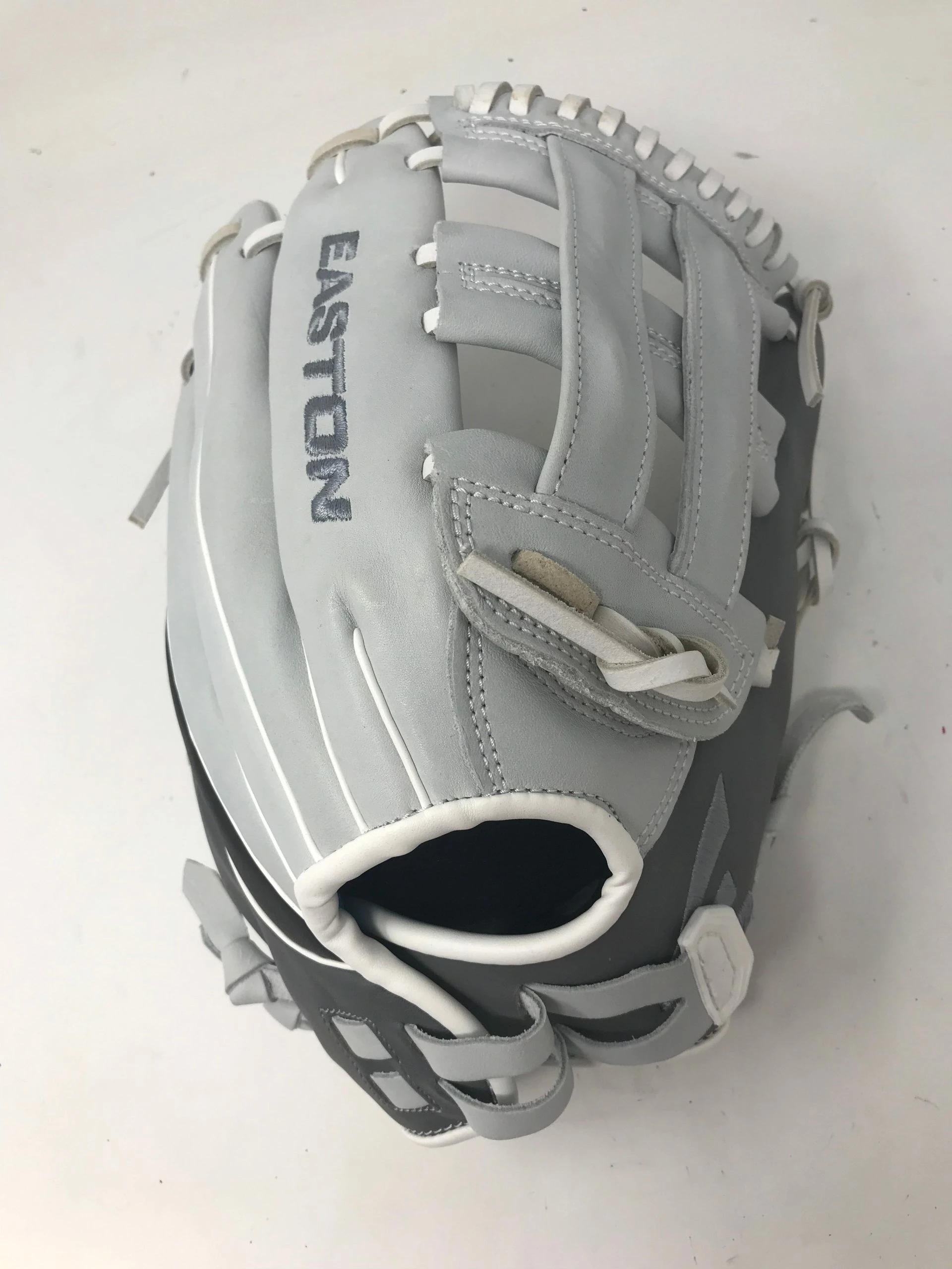 Used Easton Ghost Fastpitch Series 12.75" RHT Softball Glove Off-White 3 Used Easton Ghost Fastpitch Series 12.75" RHT Softball Glove Off-White