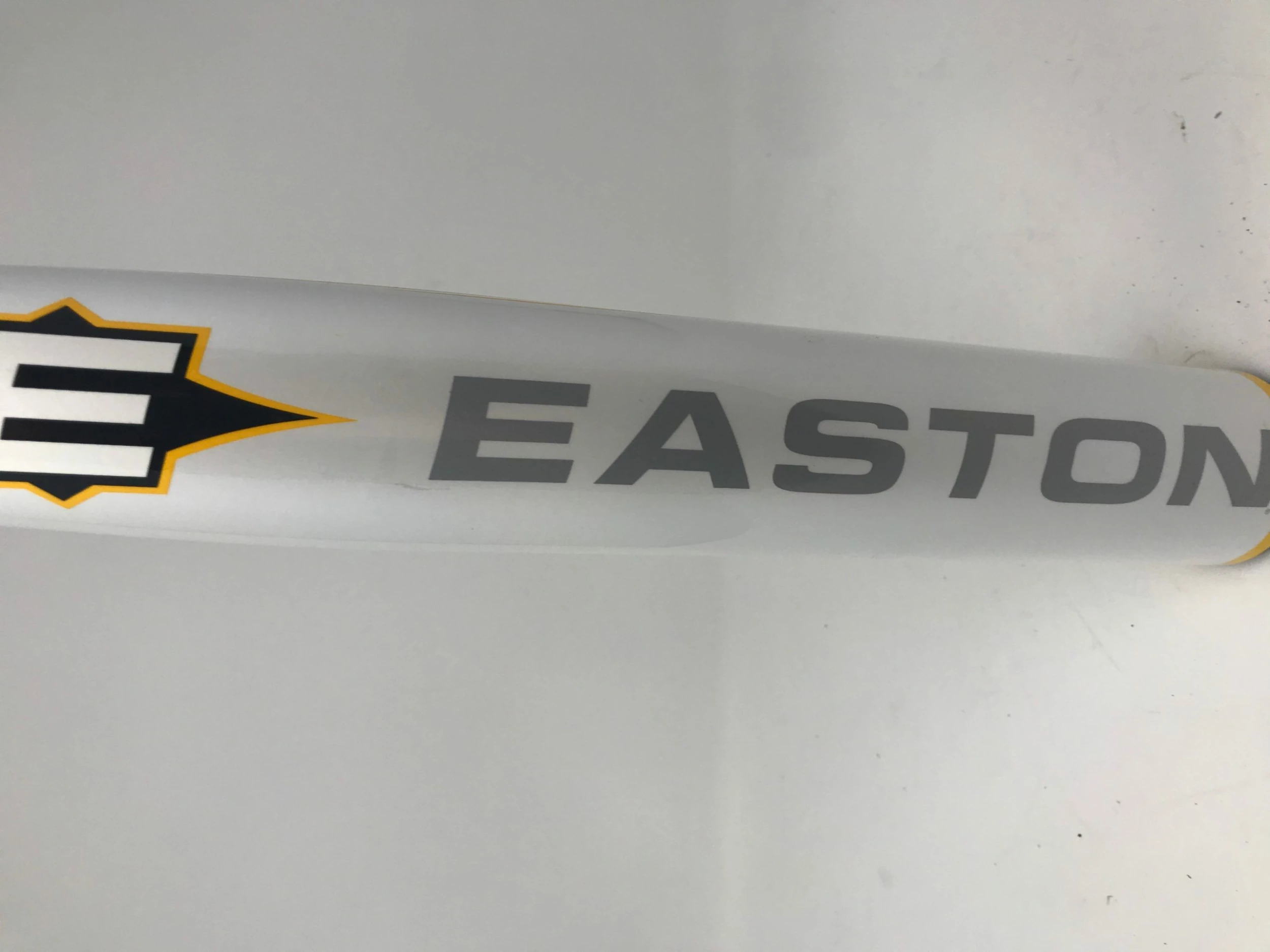 Used Easton SRV6B Synge 28/16.5 Fastpitch Softball Bat White/Yellow 4 Used Easton SRV6B Synge 28/16.5 Fastpitch Softball Bat White/Yellow - Image 2
