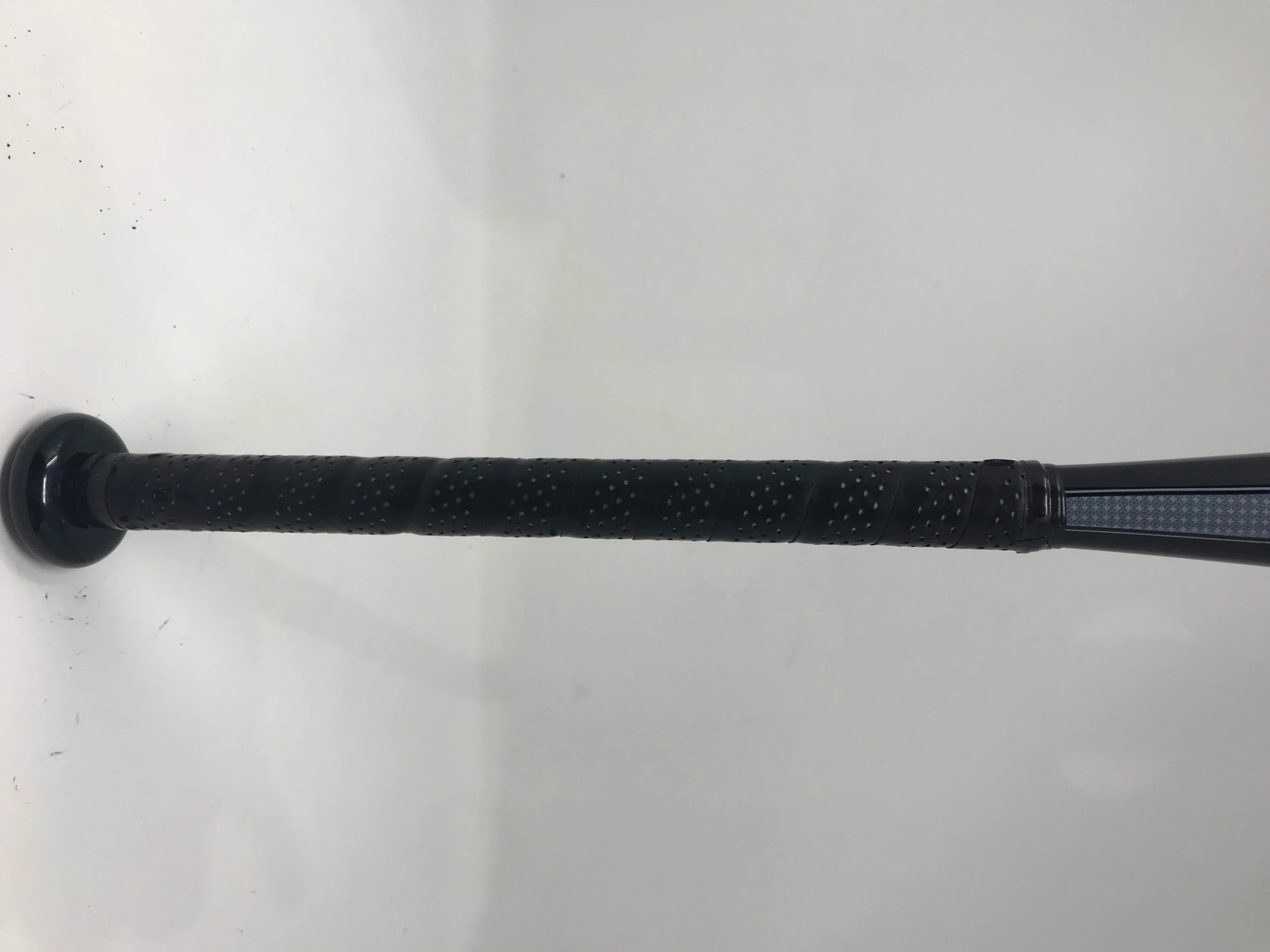 Used Mizuno 340286 32/22 Whiteout White/Black Fastpitch Softball Bat 6 Used Mizuno 340286 32/22 Whiteout White/Black Fastpitch Softball Bat - Image 4