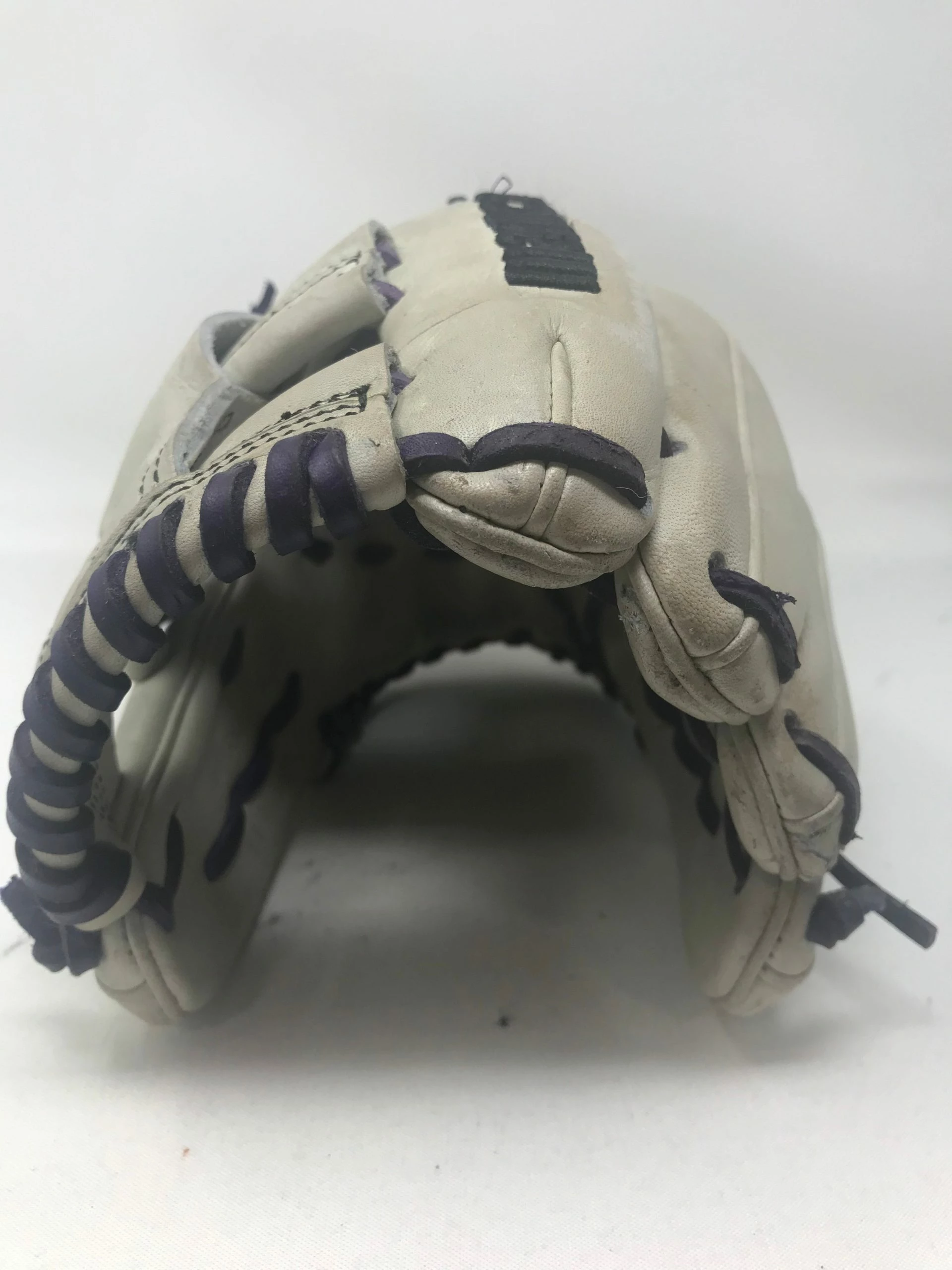 New Other Marucci MFGSB1175C 11.75" RHT Cross Web Fastpitch Softball Glove Gry Infield 4 New Other Marucci MFGSB1175C 11.75" RHT Cross Web Fastpitch Softball Glove Gry Infield - Image 2